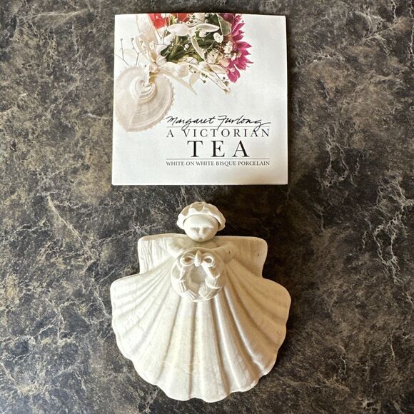 Retired Margaret Furlong Christmas Shell Ornament Wreath Angel Vintage 1985‎ - Picture 1 of 5